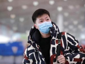 乒乓球马龙现在住哪里（国乒打工人！马龙现身青岛出席活动挣钱养家，丁宁一身西装太美了）-趣拿体育
