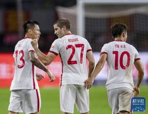 人被足球砸头(一名球迷被姆巴佩的球击中头部后昏倒)-趣拿体育