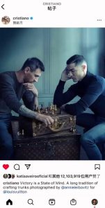 梅西和c罗的合照手机壁纸（梅西和C罗的一张合照，瞬间点赞千万，经典棋局暗示两人平分秋色）-趣拿体育